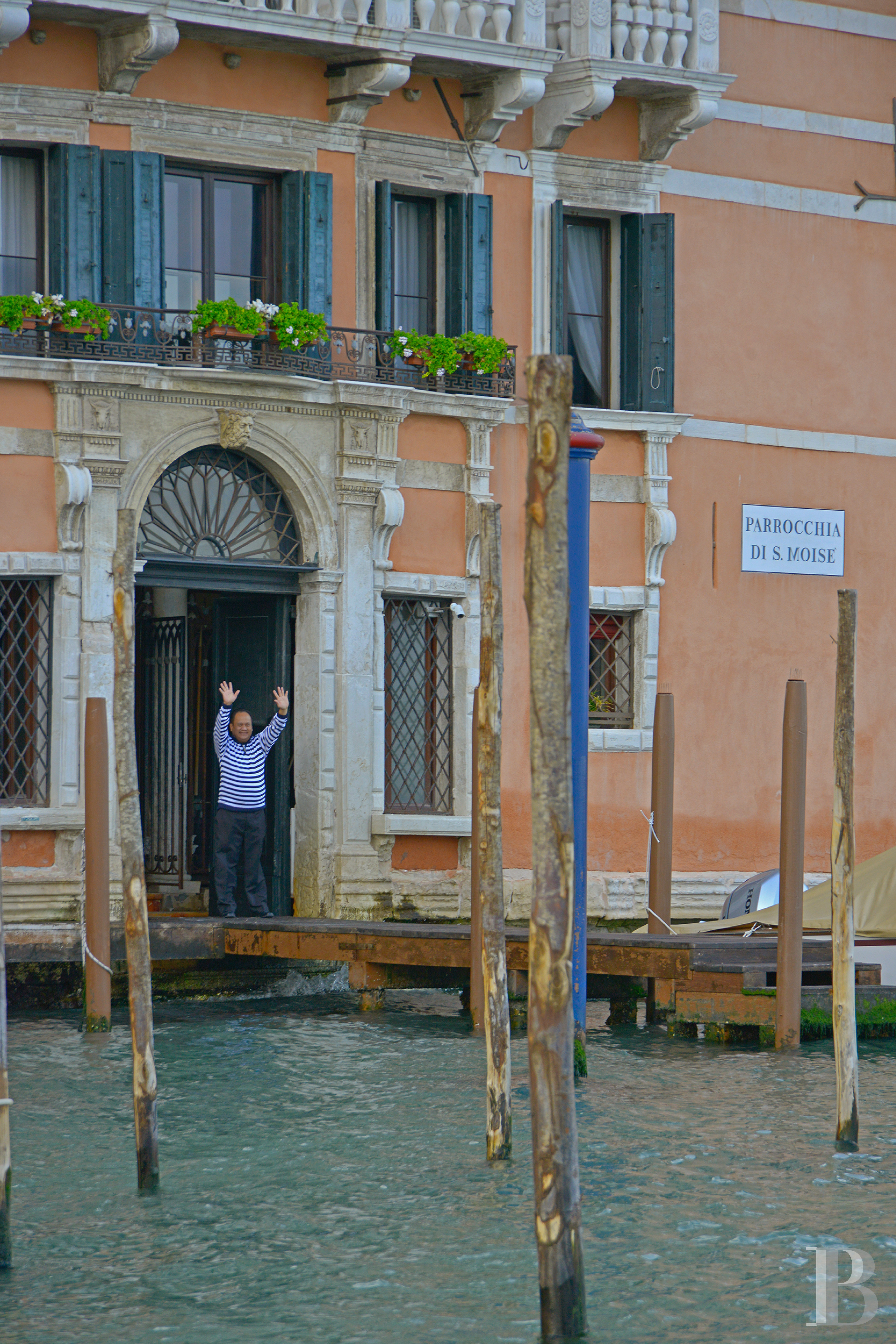 À Venise, au bord du Grand Canal, le palais d’une illustre famille et ses vastes appartements - photo  n°2