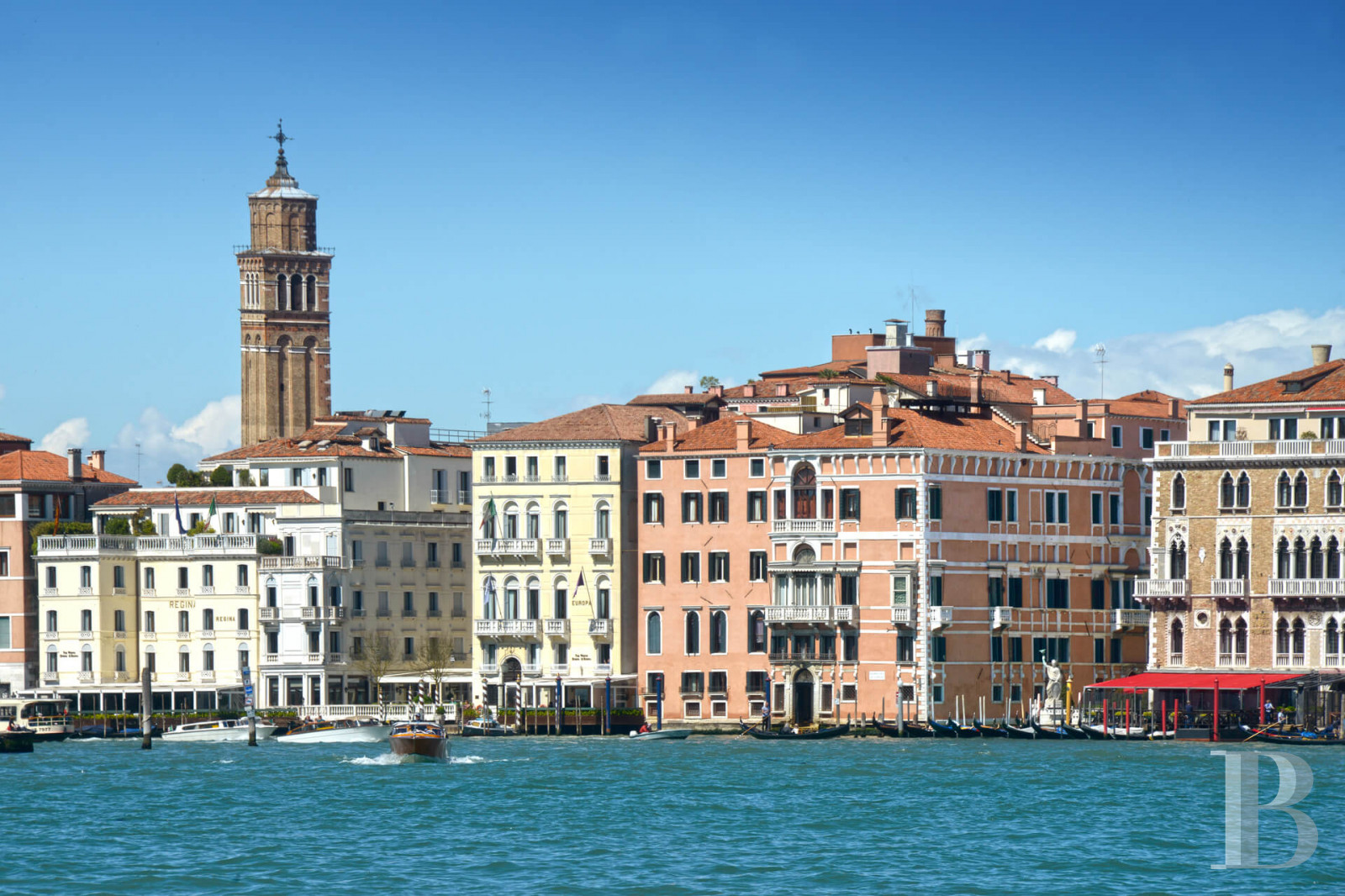 À Venise, au bord du Grand Canal, le palais d’une illustre famille et ses vastes appartements - photo  n°1
