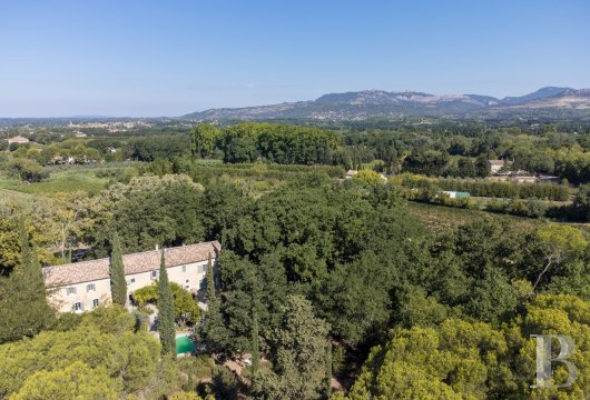 paca - À 15 min d'Orange TGV, dans le Comtat Venaissin, une bastide du 18e s., son parc de 2,4 ha et sa piscine, avec le Ventoux pour témoin
