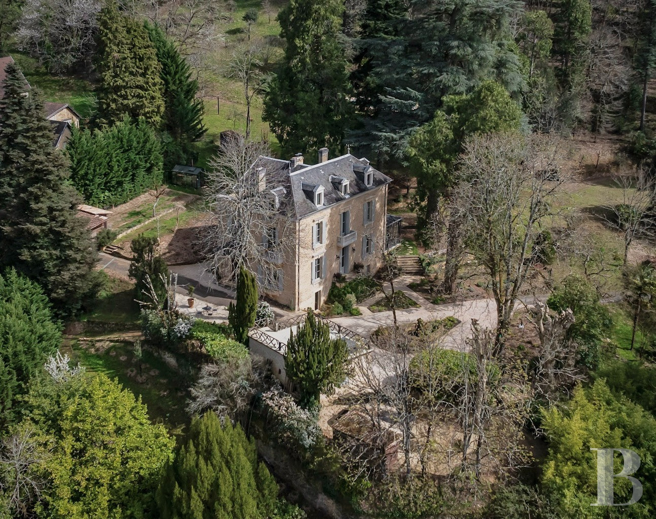 A 1920s house surrounded by a large park in the heart of Sarlat, in the Dordogne - photo  n°1