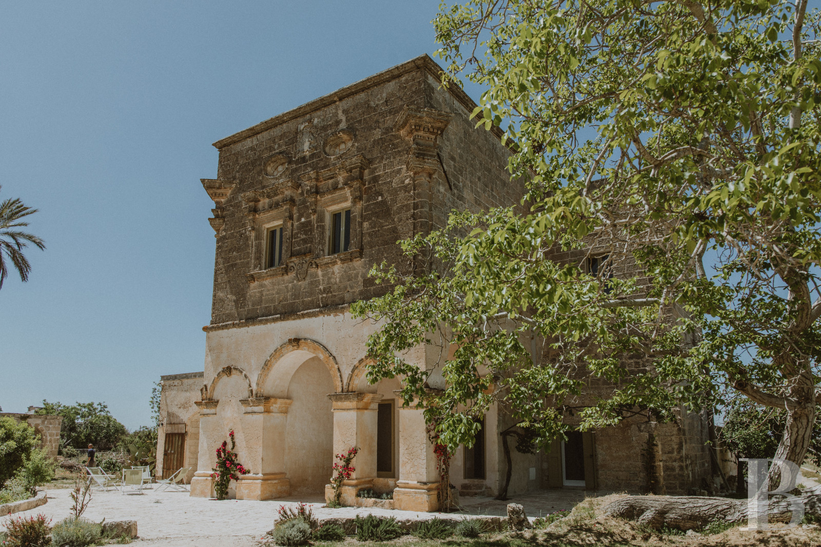 Dans les Pouilles, près de Nardo, une ancienne tour de garde transformée en élégante demeure patricienne - photo  n°1