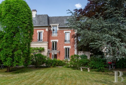 paris - Dans le département des Hauts-de-Seine, en bordure de Sceaux et de Fontenay-aux-Roses,  une élégante maison de maître de 360 m² et son jardin de 1 100 m² 