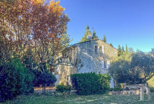provence-cote-dazur - A singular country residence awaiting renovation,  with a view of the Montagnette hills, Boulbon village and its windmill