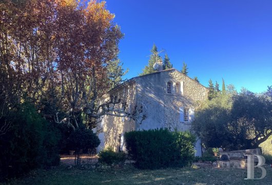 provence-cote-dazur - A singular country residence awaiting renovation,  with a view of the Montagnette hills, Boulbon village and its windmill