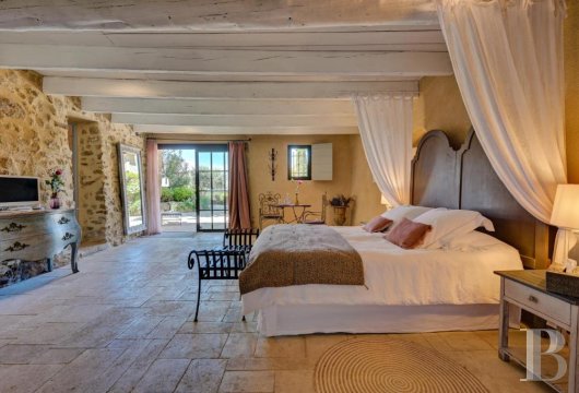 Dans le Vaucluse, aux environs de Beaumes-de-Venise,  une ancienne ferme du 18e siècle bordée de vignes - photo  n°6