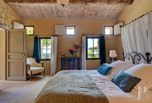 Dans le Vaucluse, aux environs de Beaumes-de-Venise,  une ancienne ferme du 18e siècle bordée de vignes - photo  n°12