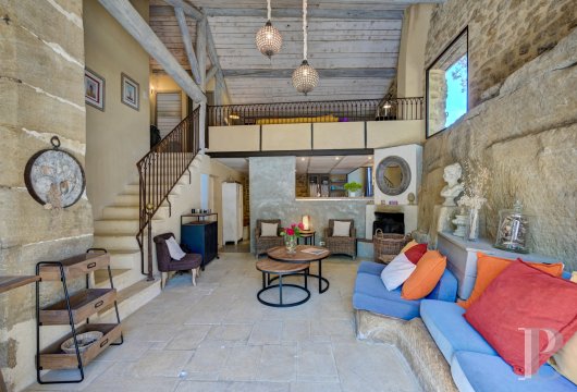 Dans le Vaucluse, aux environs de Beaumes-de-Venise,  une ancienne ferme du 18e siècle bordée de vignes - photo  n°23