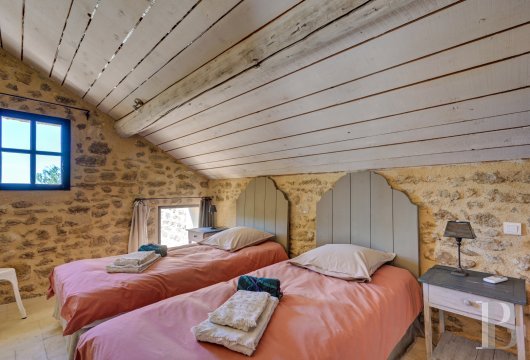 Dans le Vaucluse, aux environs de Beaumes-de-Venise,  une ancienne ferme du 18e siècle bordée de vignes - photo  n°32