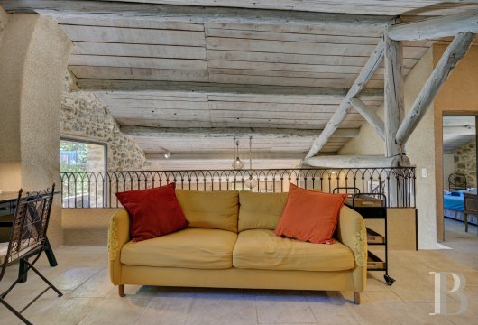 Dans le Vaucluse, aux environs de Beaumes-de-Venise,  une ancienne ferme du 18e siècle bordée de vignes - photo  n°24