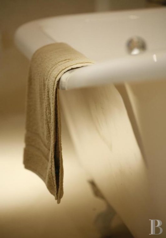 Dans le Vaucluse, aux environs de Beaumes-de-Venise,  une ancienne ferme du 18e siècle bordée de vignes - photo  n°28