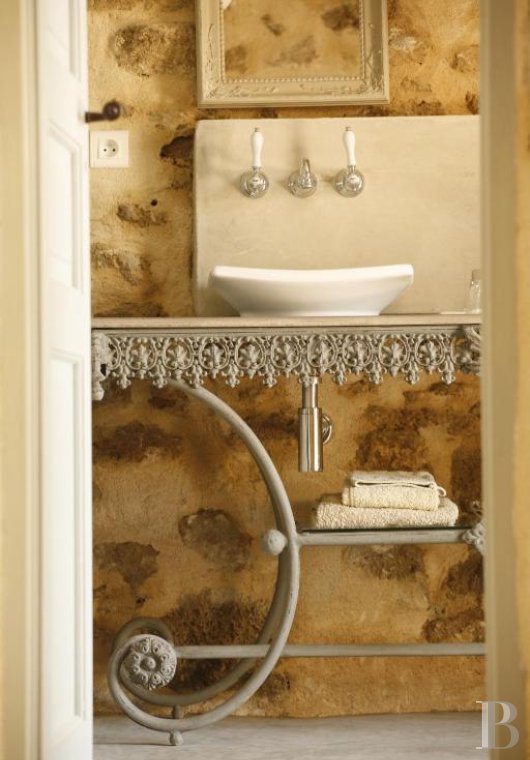 Dans le Vaucluse, aux environs de Beaumes-de-Venise,  une ancienne ferme du 18e siècle bordée de vignes - photo  n°11