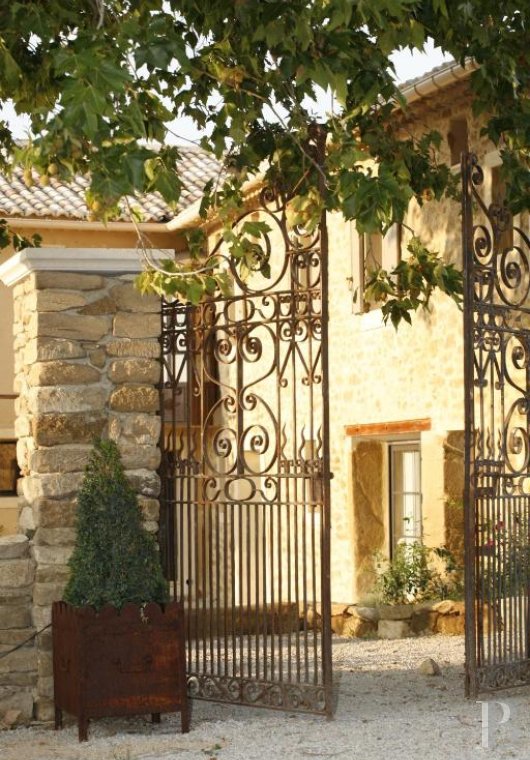 Dans le Vaucluse, aux environs de Beaumes-de-Venise,  une ancienne ferme du 18e siècle bordée de vignes - photo  n°2