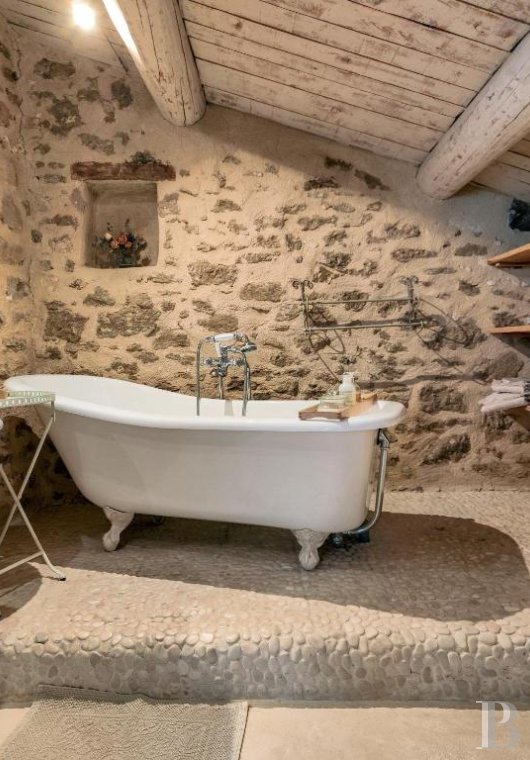 Dans le Vaucluse, aux environs de Beaumes-de-Venise,  une ancienne ferme du 18e siècle bordée de vignes - photo  n°8