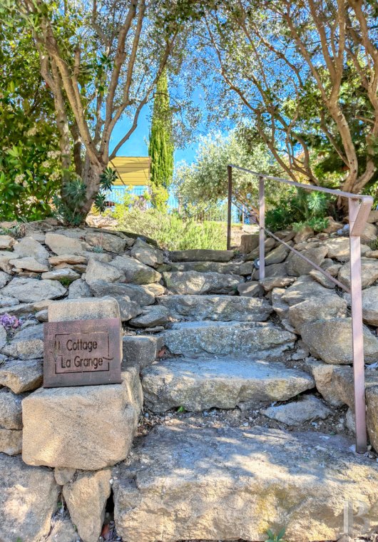 Dans le Vaucluse, aux environs de Beaumes-de-Venise,  une ancienne ferme du 18e siècle bordée de vignes - photo  n°20