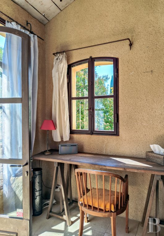 Dans le Vaucluse, aux environs de Beaumes-de-Venise,  une ancienne ferme du 18e siècle bordée de vignes - photo  n°8