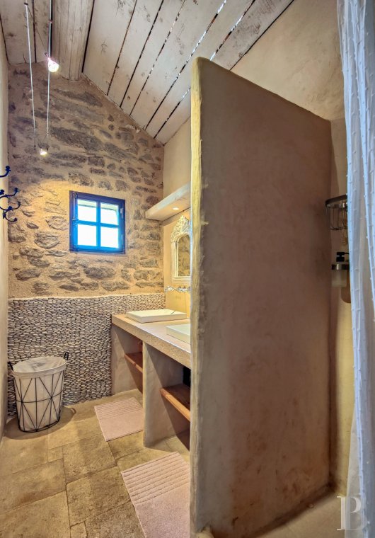 Dans le Vaucluse, aux environs de Beaumes-de-Venise,  une ancienne ferme du 18e siècle bordée de vignes - photo  n°29