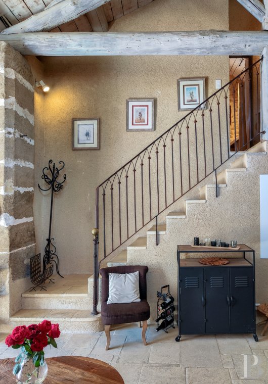 Dans le Vaucluse, aux environs de Beaumes-de-Venise,  une ancienne ferme du 18e siècle bordée de vignes - photo  n°34