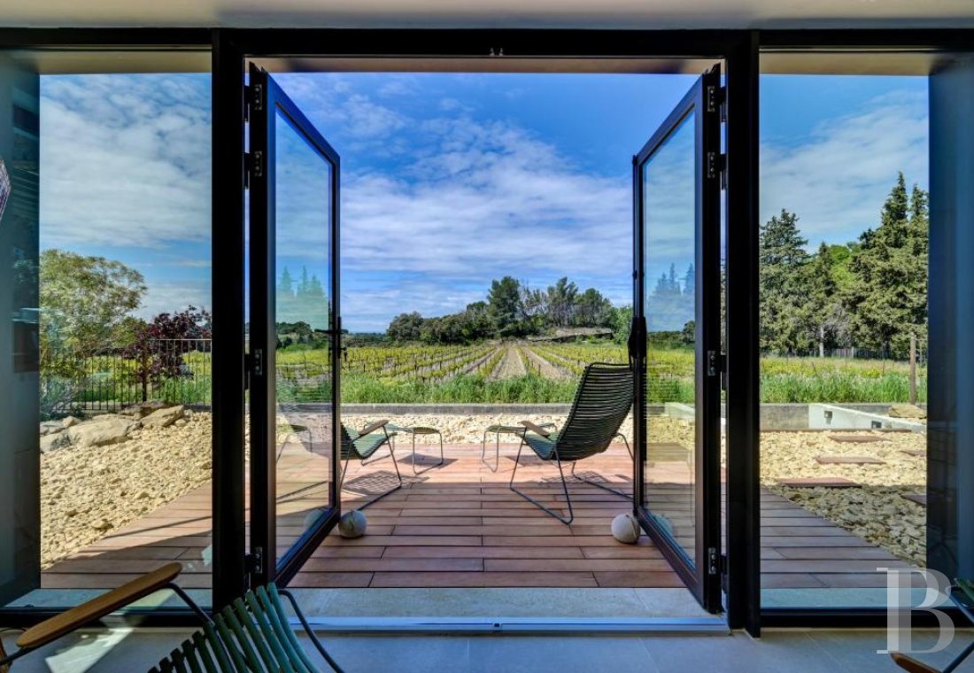 Dans le Vaucluse, aux environs de Beaumes-de-Venise,  une ancienne ferme du 18e siècle bordée de vignes - photo  n°16