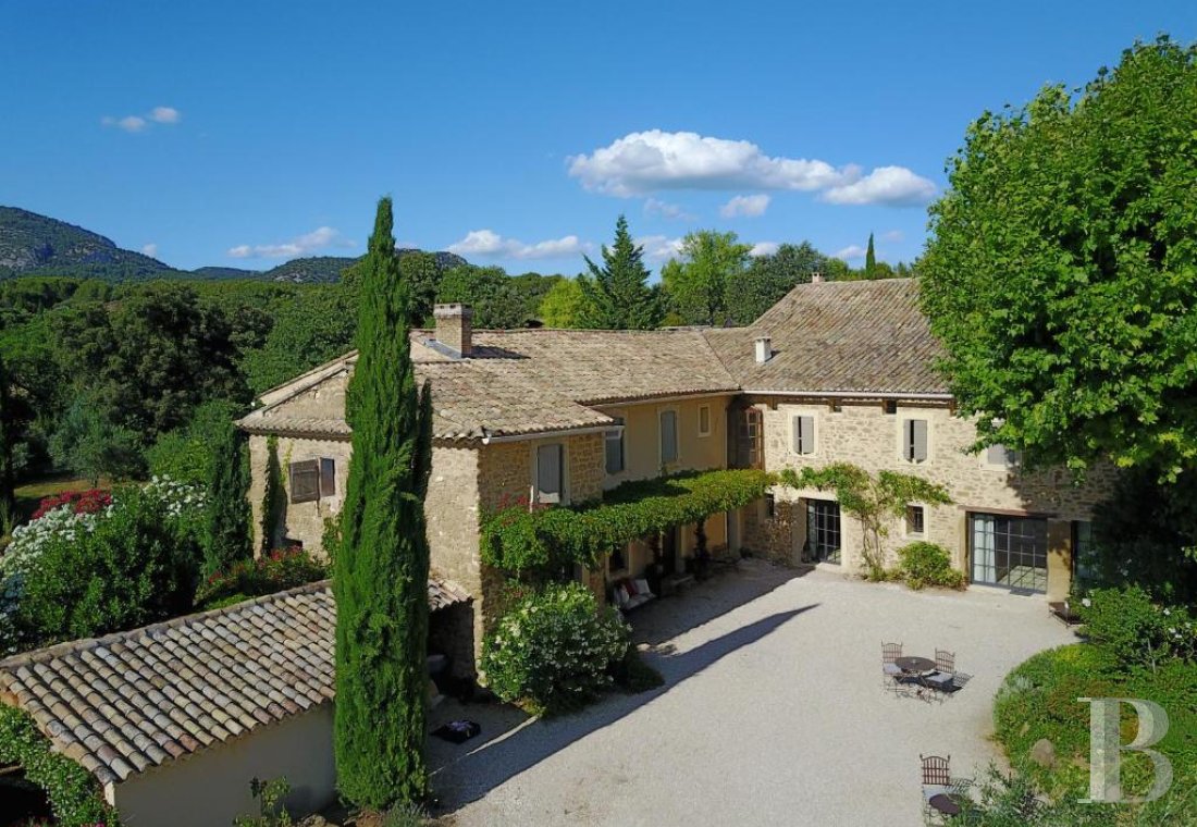 Dans le Vaucluse, aux environs de Beaumes-de-Venise,  une ancienne ferme du 18e siècle bordée de vignes - photo  n°17