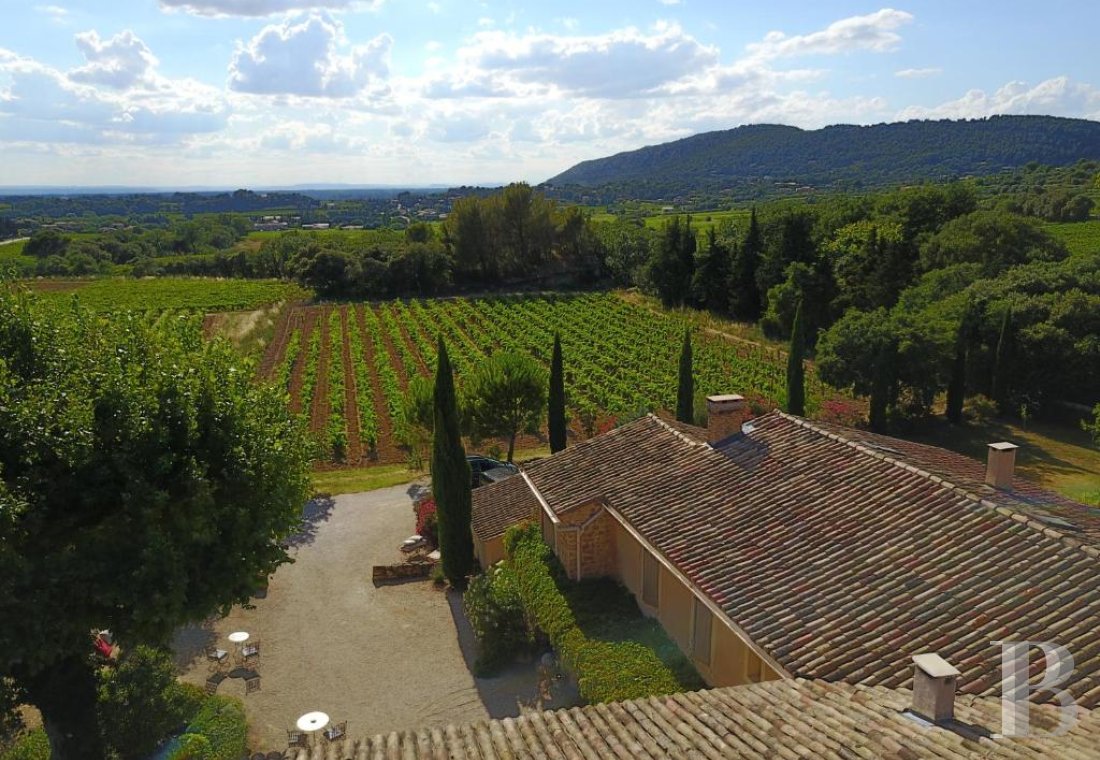 Dans le Vaucluse, aux environs de Beaumes-de-Venise,  une ancienne ferme du 18e siècle bordée de vignes - photo  n°38
