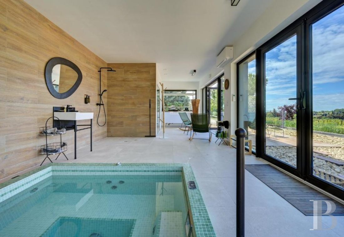 Dans le Vaucluse, aux environs de Beaumes-de-Venise,  une ancienne ferme du 18e siècle bordée de vignes - photo  n°15