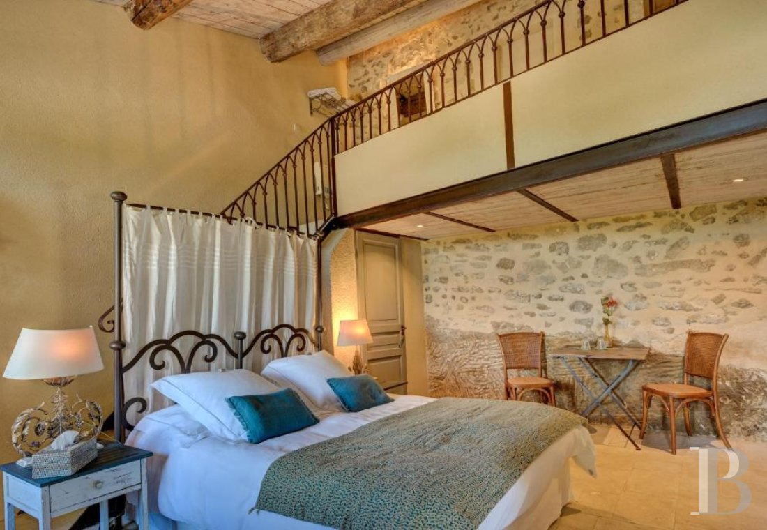 Dans le Vaucluse, aux environs de Beaumes-de-Venise,  une ancienne ferme du 18e siècle bordée de vignes - photo  n°10