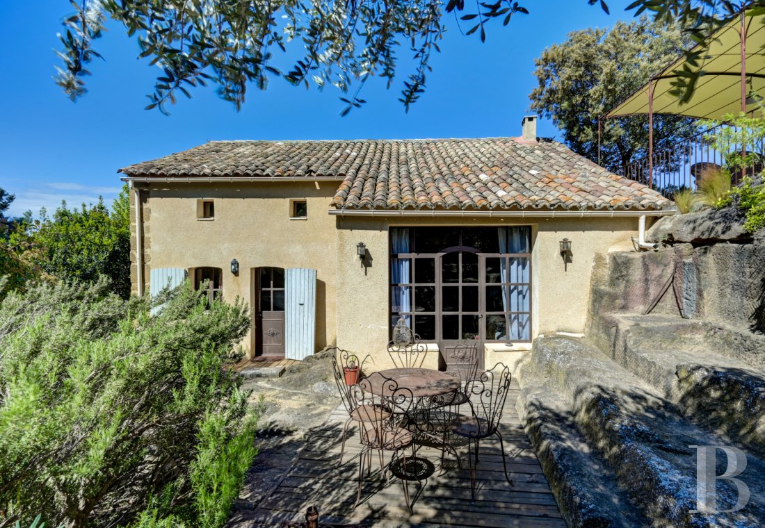Dans le Vaucluse, aux environs de Beaumes-de-Venise,  une ancienne ferme du 18e siècle bordée de vignes - photo  n°21
