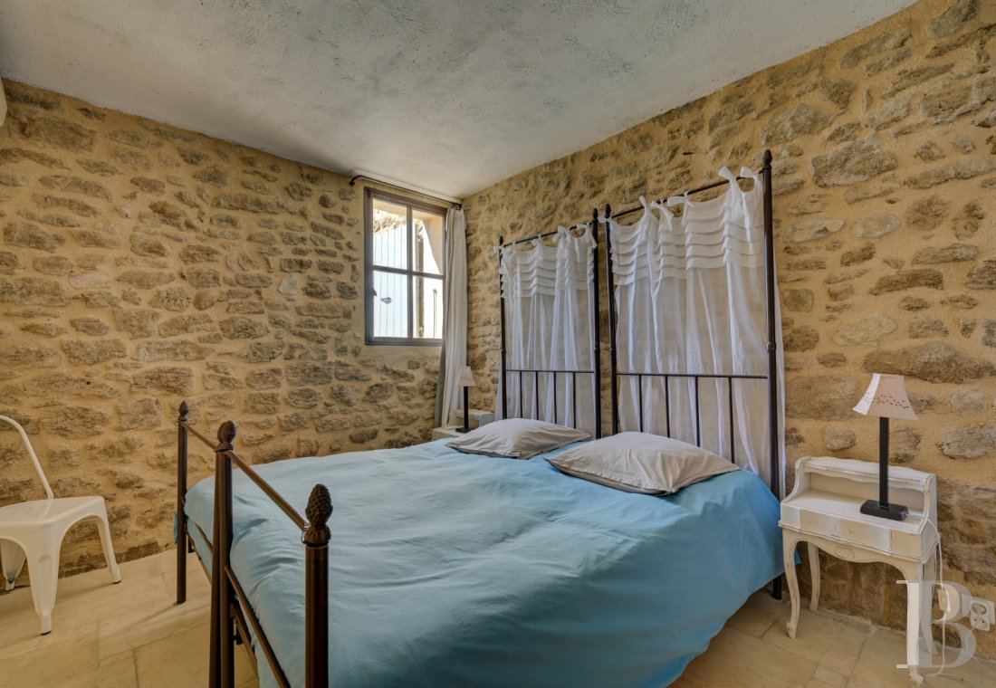 Dans le Vaucluse, aux environs de Beaumes-de-Venise,  une ancienne ferme du 18e siècle bordée de vignes - photo  n°30