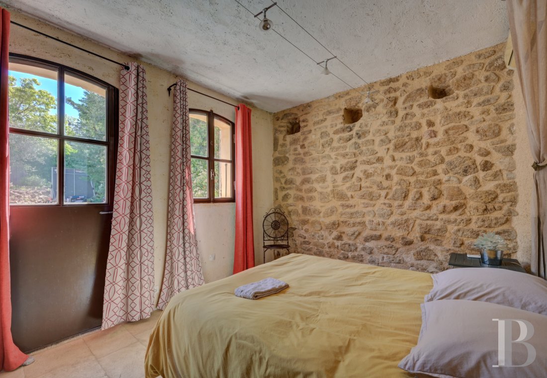 Dans le Vaucluse, aux environs de Beaumes-de-Venise,  une ancienne ferme du 18e siècle bordée de vignes - photo  n°27