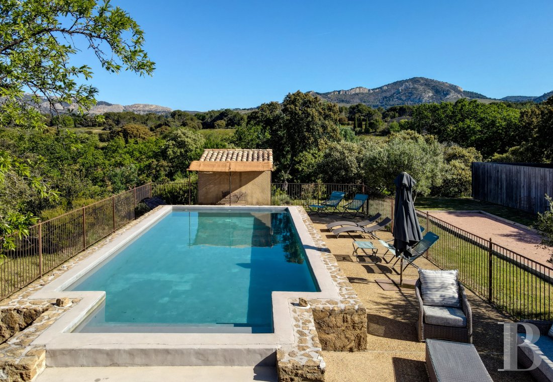 Dans le Vaucluse, aux environs de Beaumes-de-Venise,  une ancienne ferme du 18e siècle bordée de vignes - photo  n°36