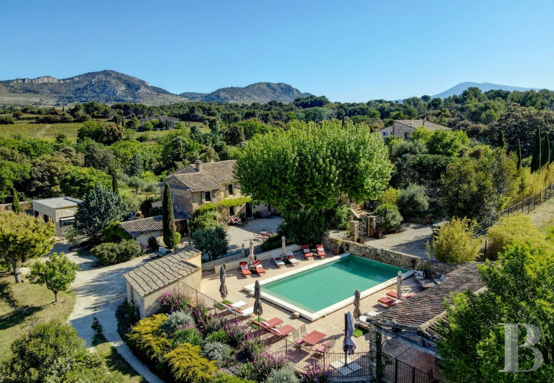 Dans le Vaucluse, aux environs de Beaumes-de-Venise,  une ancienne ferme du 18e siècle bordée de vignes - photo  n°4