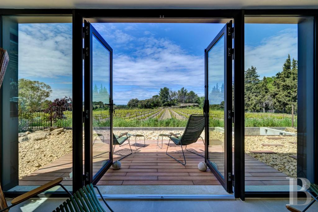 Dans le Vaucluse, aux environs de Beaumes-de-Venise,  une ancienne ferme du 18e siècle bordée de vignes - photo  n°16