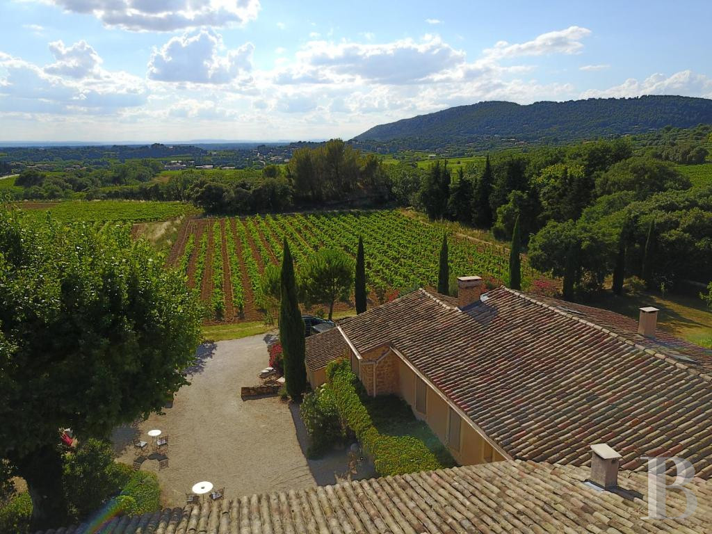 Dans le Vaucluse, aux environs de Beaumes-de-Venise,  une ancienne ferme du 18e siècle bordée de vignes - photo  n°38