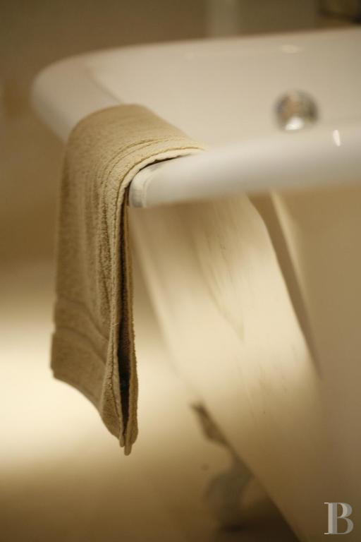 Dans le Vaucluse, aux environs de Beaumes-de-Venise,  une ancienne ferme du 18e siècle bordée de vignes - photo  n°28