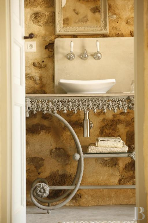 Dans le Vaucluse, aux environs de Beaumes-de-Venise,  une ancienne ferme du 18e siècle bordée de vignes - photo  n°11