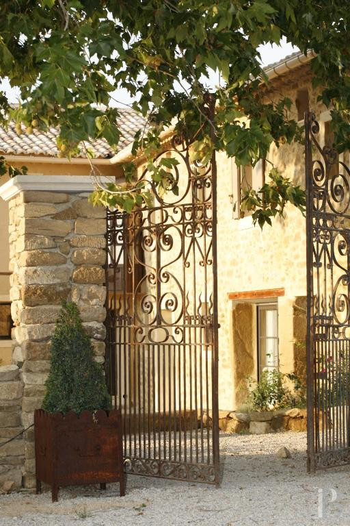 Dans le Vaucluse, aux environs de Beaumes-de-Venise,  une ancienne ferme du 18e siècle bordée de vignes - photo  n°2