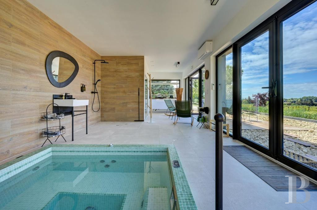 Dans le Vaucluse, aux environs de Beaumes-de-Venise,  une ancienne ferme du 18e siècle bordée de vignes - photo  n°15