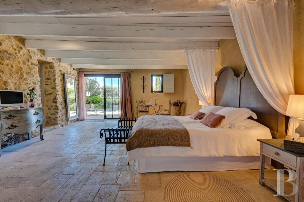 Dans le Vaucluse, aux environs de Beaumes-de-Venise,  une ancienne ferme du 18e siècle bordée de vignes - photo  n°6