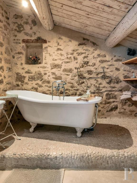 Dans le Vaucluse, aux environs de Beaumes-de-Venise,  une ancienne ferme du 18e siècle bordée de vignes - photo  n°8