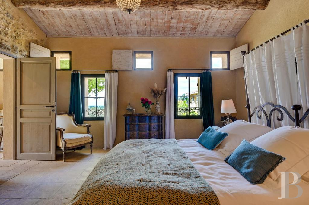 Dans le Vaucluse, aux environs de Beaumes-de-Venise,  une ancienne ferme du 18e siècle bordée de vignes - photo  n°12