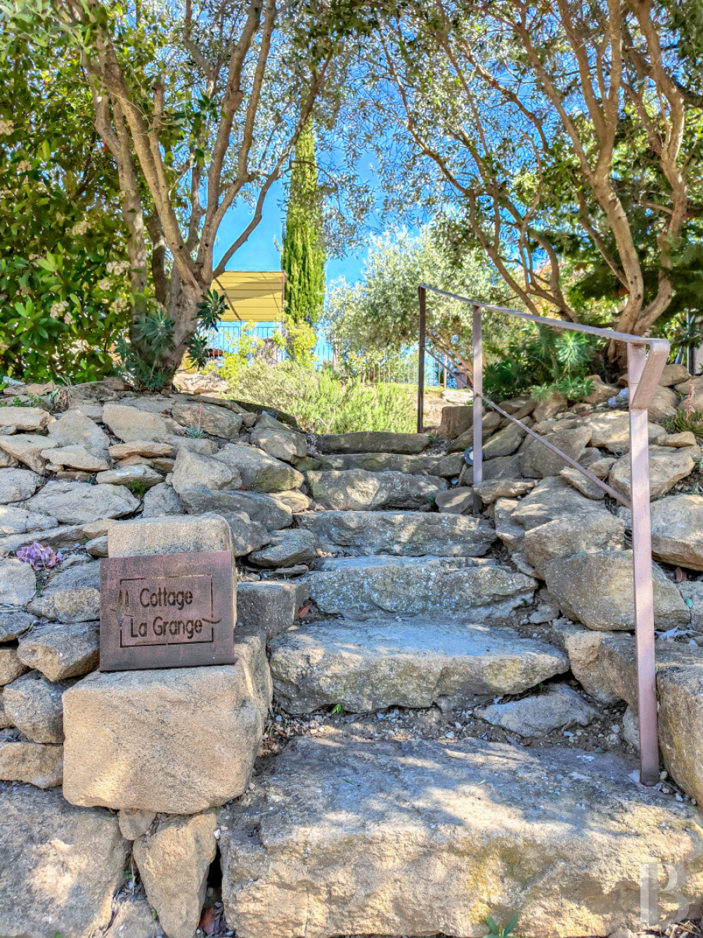 Dans le Vaucluse, aux environs de Beaumes-de-Venise,  une ancienne ferme du 18e siècle bordée de vignes - photo  n°20