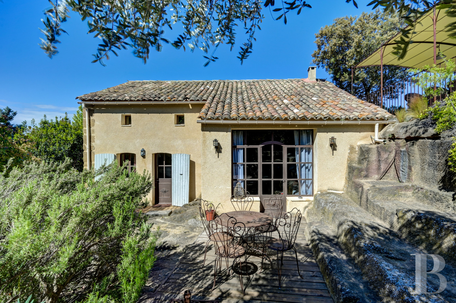 Dans le Vaucluse, aux environs de Beaumes-de-Venise,  une ancienne ferme du 18e siècle bordée de vignes - photo  n°21
