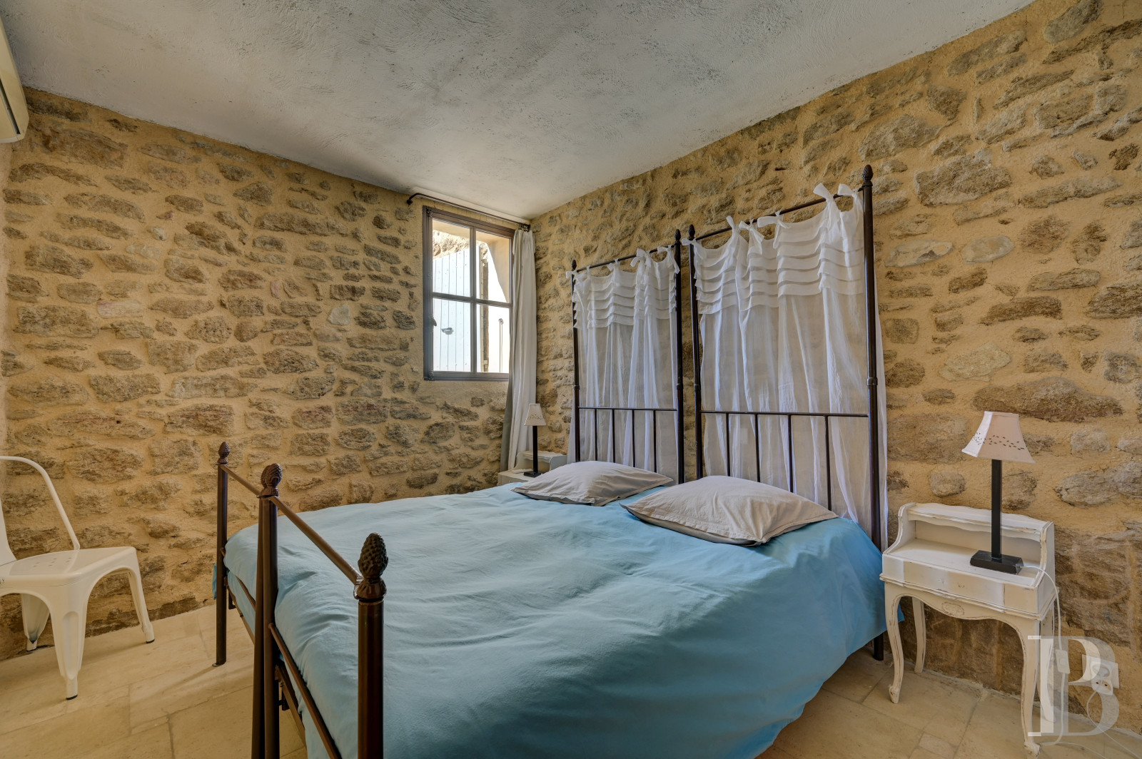 Dans le Vaucluse, aux environs de Beaumes-de-Venise,  une ancienne ferme du 18e siècle bordée de vignes - photo  n°30