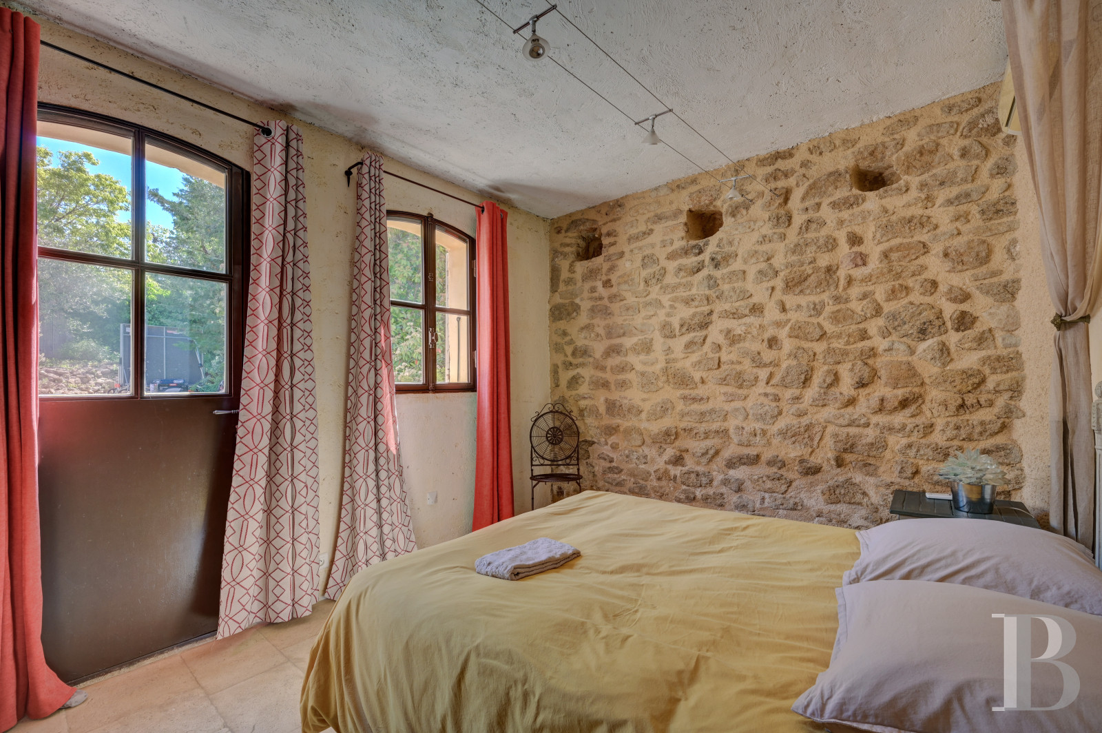 Dans le Vaucluse, aux environs de Beaumes-de-Venise,  une ancienne ferme du 18e siècle bordée de vignes - photo  n°27