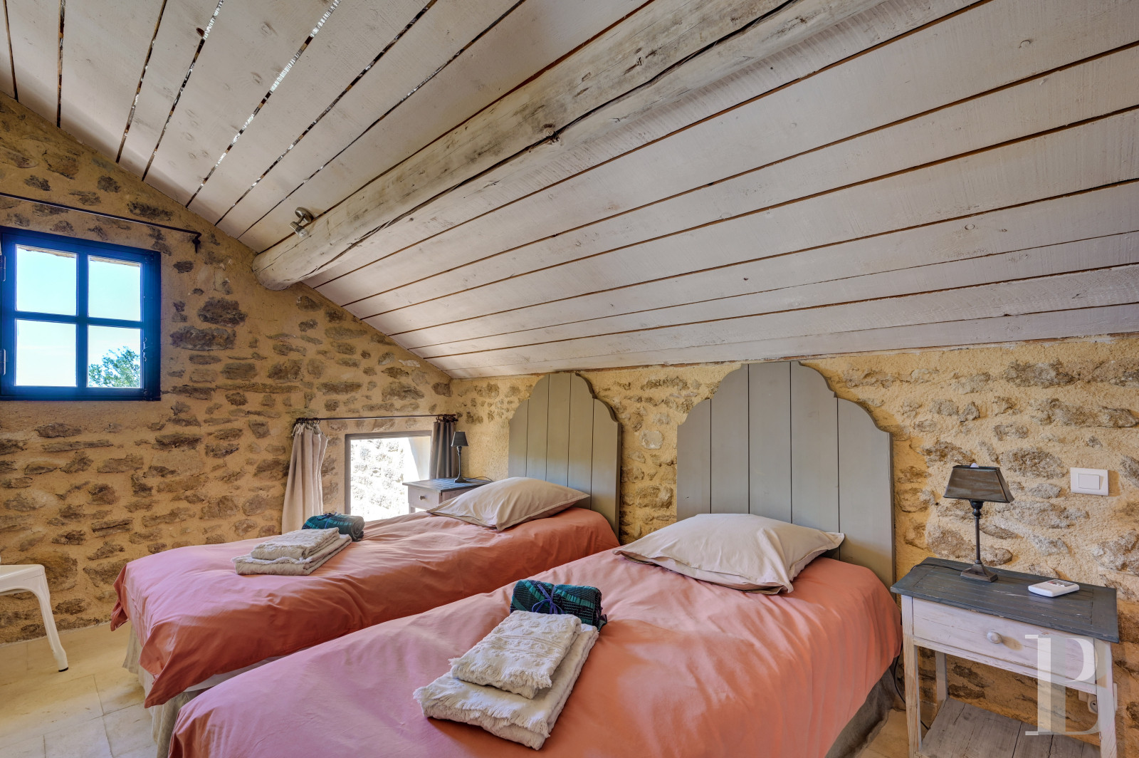 Dans le Vaucluse, aux environs de Beaumes-de-Venise,  une ancienne ferme du 18e siècle bordée de vignes - photo  n°32