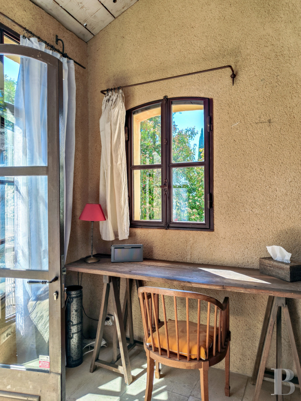 Dans le Vaucluse, aux environs de Beaumes-de-Venise,  une ancienne ferme du 18e siècle bordée de vignes - photo  n°8