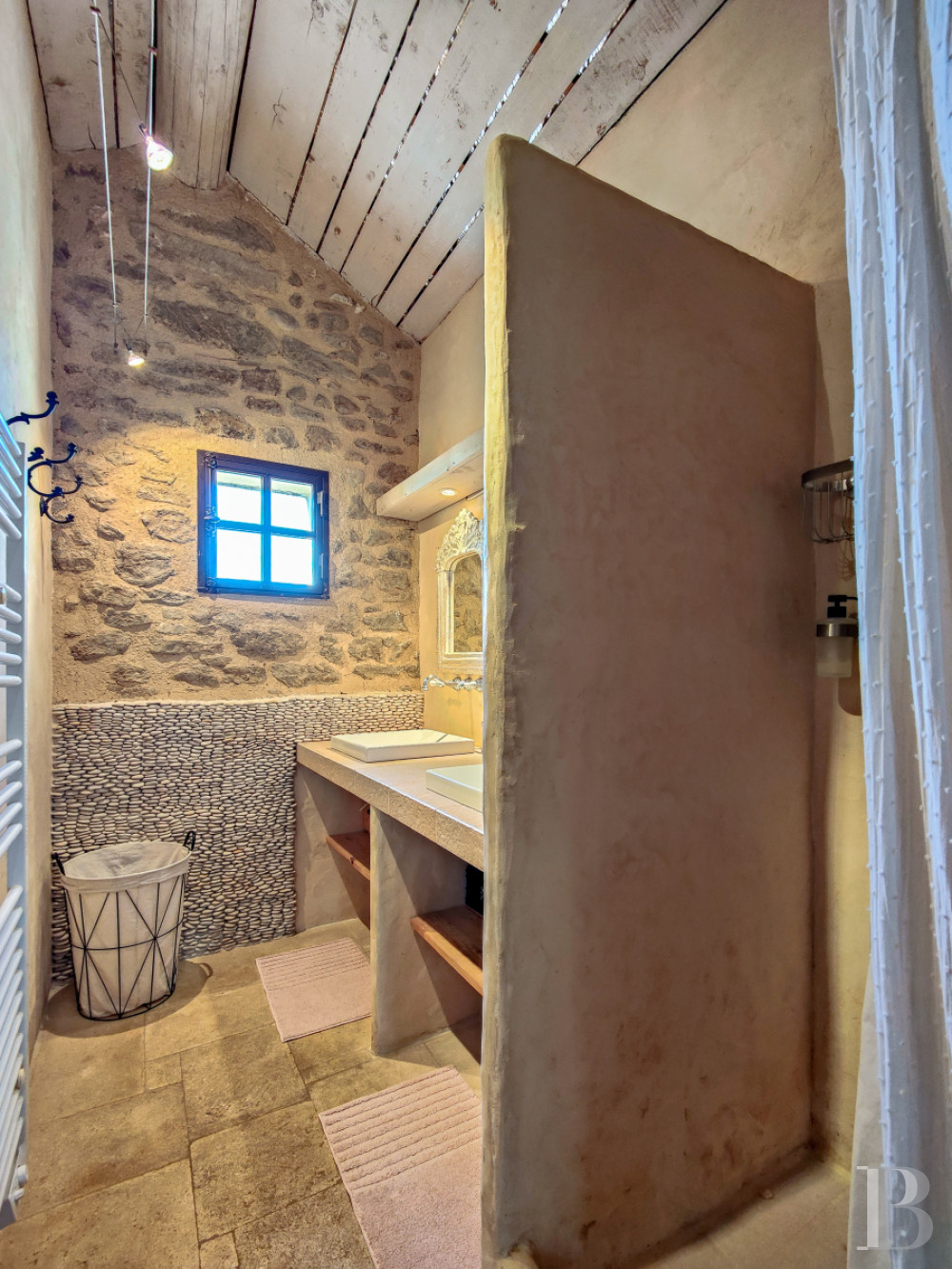 Dans le Vaucluse, aux environs de Beaumes-de-Venise,  une ancienne ferme du 18e siècle bordée de vignes - photo  n°29