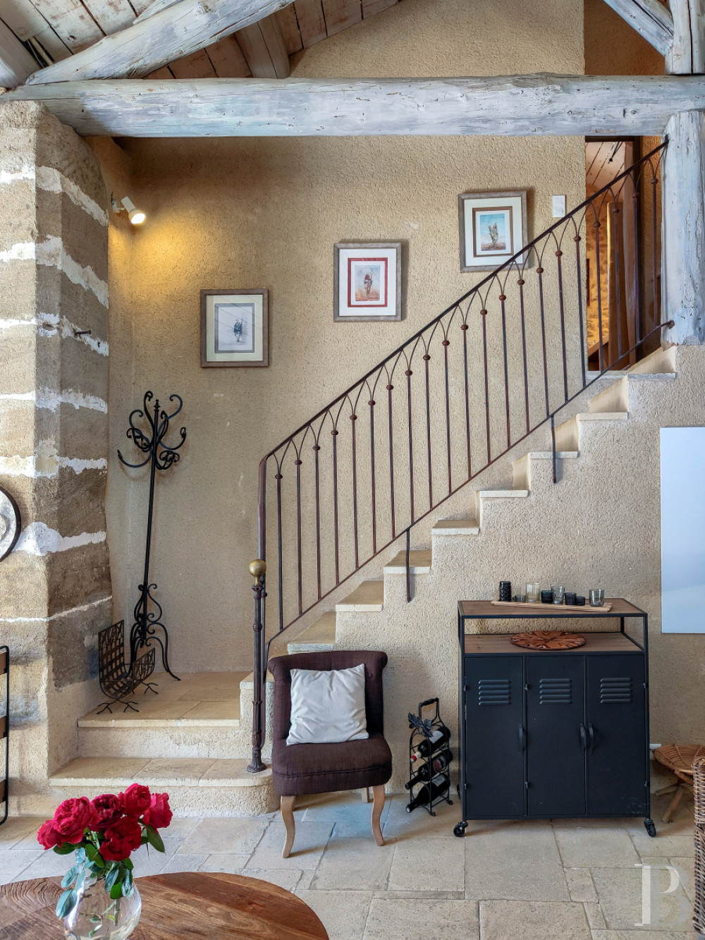 Dans le Vaucluse, aux environs de Beaumes-de-Venise,  une ancienne ferme du 18e siècle bordée de vignes - photo  n°34