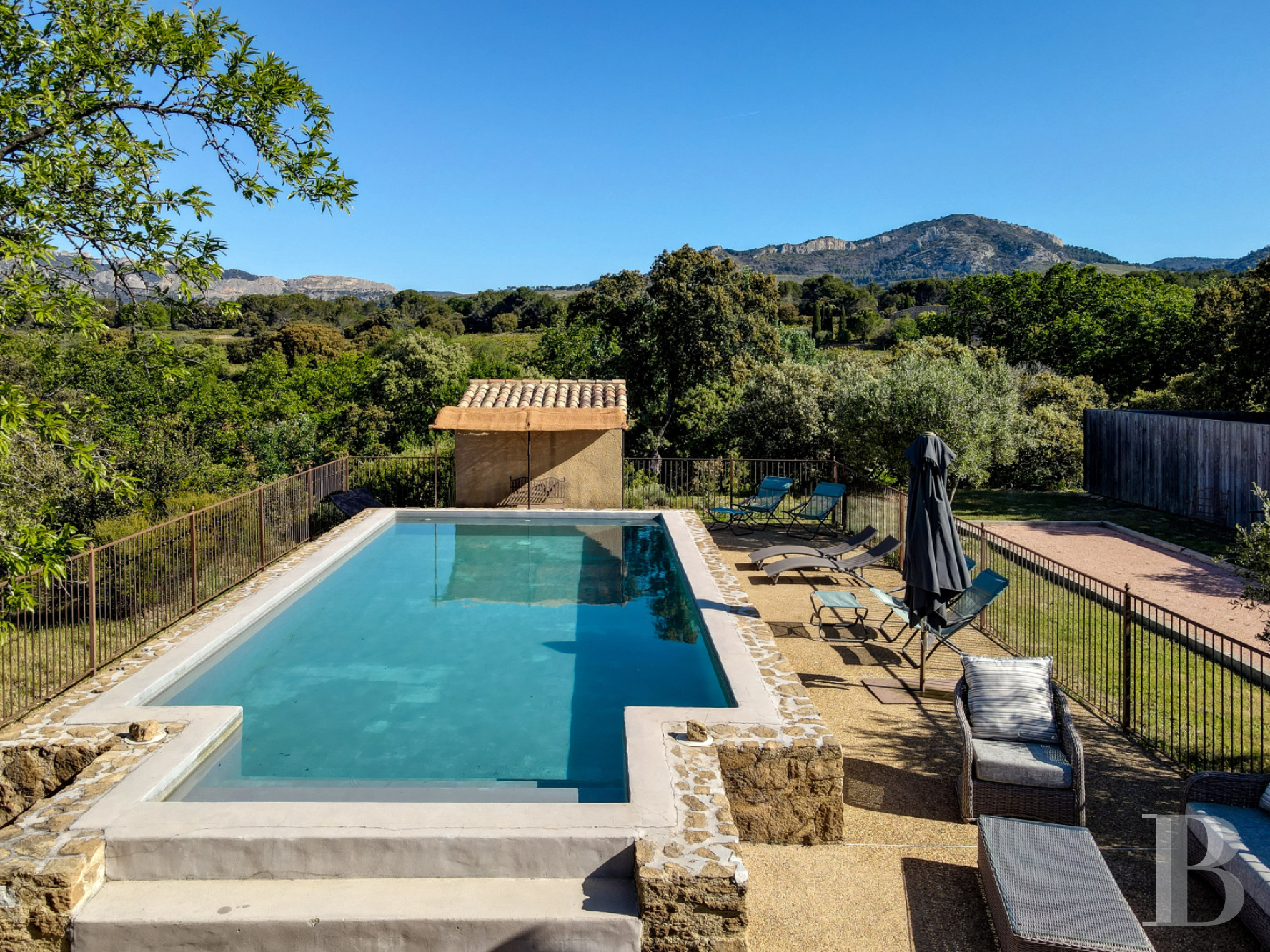 Dans le Vaucluse, aux environs de Beaumes-de-Venise,  une ancienne ferme du 18e siècle bordée de vignes - photo  n°36