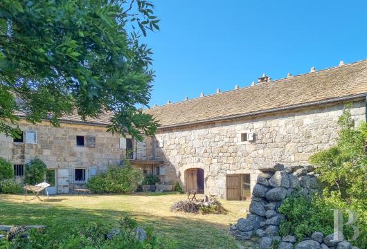 languedoc-roussillon - Sur un plateau du mont Lozère en pleine nature, une ancienne ferme et son logis du 19e s. entièrement restaurés